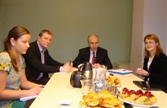 Анатолий Олийнык на встрече в агентстве LETA. Рига. 15.12.2011. Фото БК.